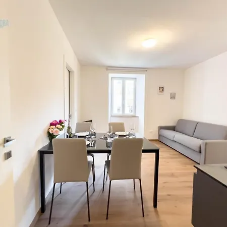 Palazzo Saba Tirabora Short Rent Apartment Triest