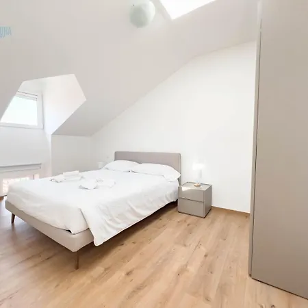 Palazzo Saba Tirabora Short Rent Apartment Triest