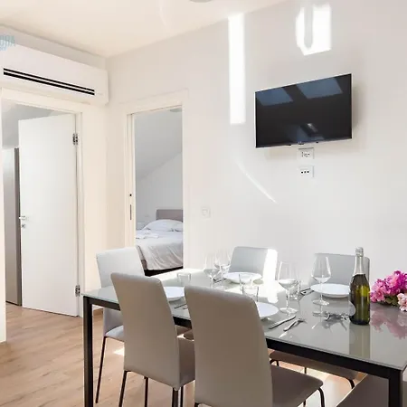 Palazzo Saba Tirabora Short Rent * Triest