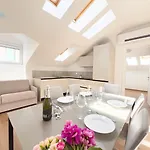 Palazzo Saba Tirabora Short Rent Apartment