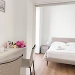Palazzo Saba Tirabora Short Rent Apartment Trieste