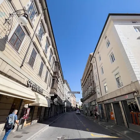 Apartment Palazzo Saba Tirabora Short Rent Trieste