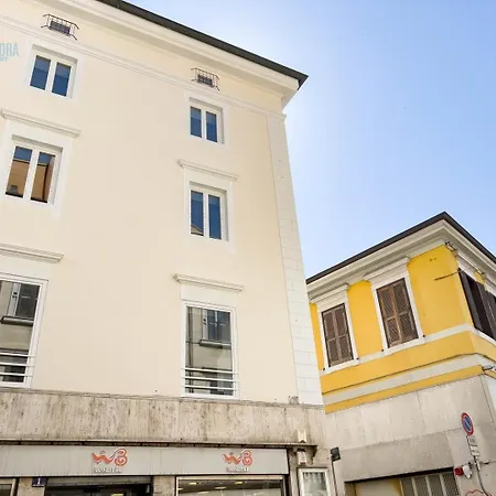 Palazzo Saba Tirabora Short Rent Apartment Trieste