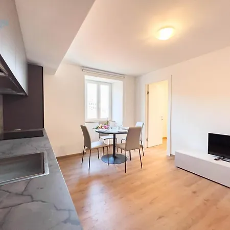 Appartamento Palazzo Saba Tirabora Short Rent Trieste