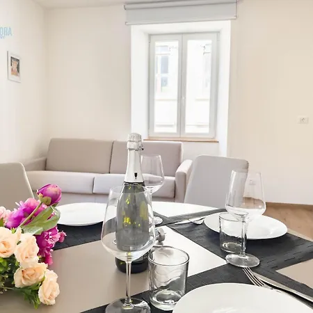 Palazzo Saba Tirabora Short Rent Apartment Trieste