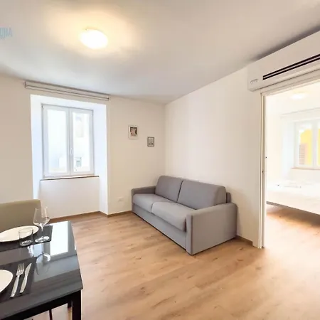 Palazzo Saba Tirabora Short Rent شقة