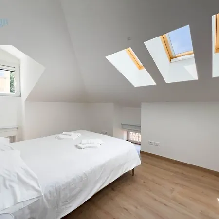 Palazzo Saba Tirabora Short Rent Apartment Trieste