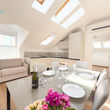 Palazzo Saba Tirabora Short Rent شقة