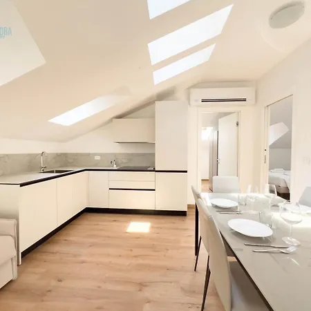 Apartment Palazzo Saba Tirabora Short Rent Trieste