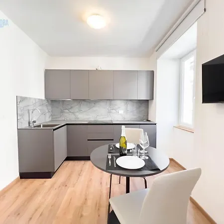 Palazzo Saba Tirabora Short Rent شقة