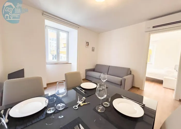 Palazzo Saba Tirabora Short Rent Lägenhet *
