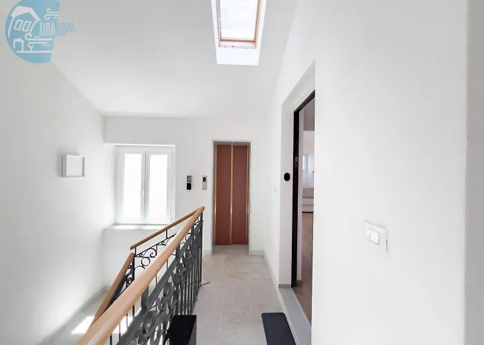 Palazzo Saba Tirabora Short Rent Lägenhet *