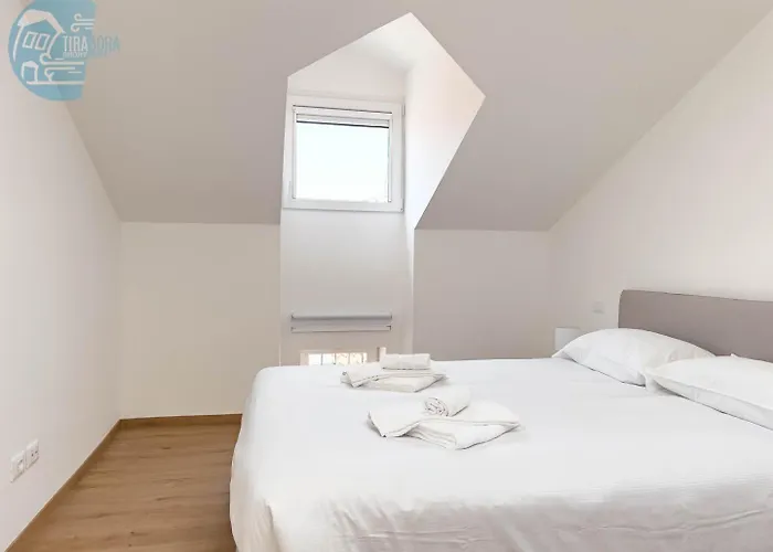 Palazzo Saba Tirabora Short Rent Lägenhet *